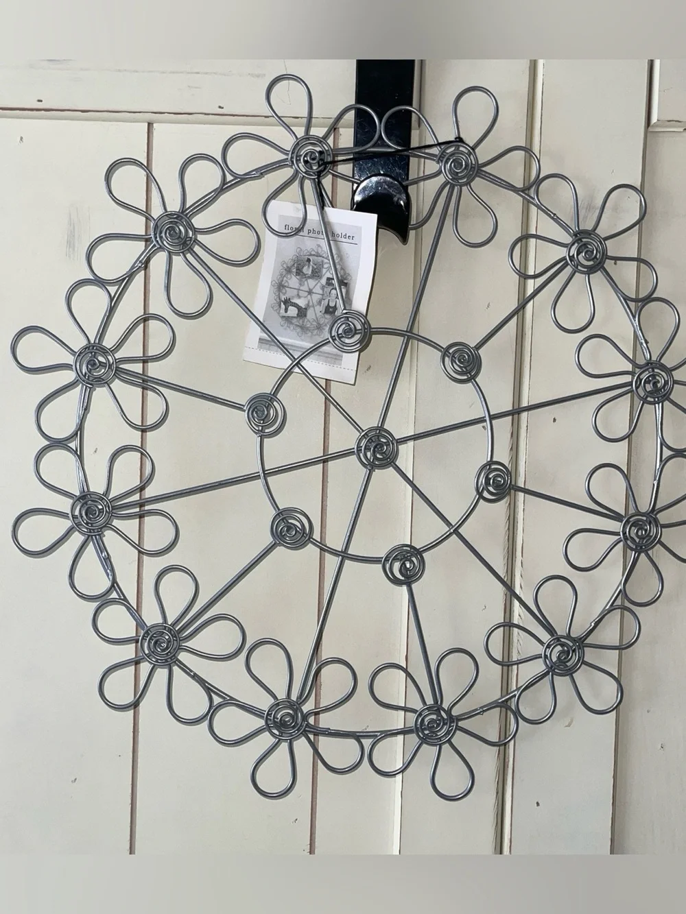 NWT Pier 1 Gray Floral Wire Wall Circle Photograph Holder Wall Hanger